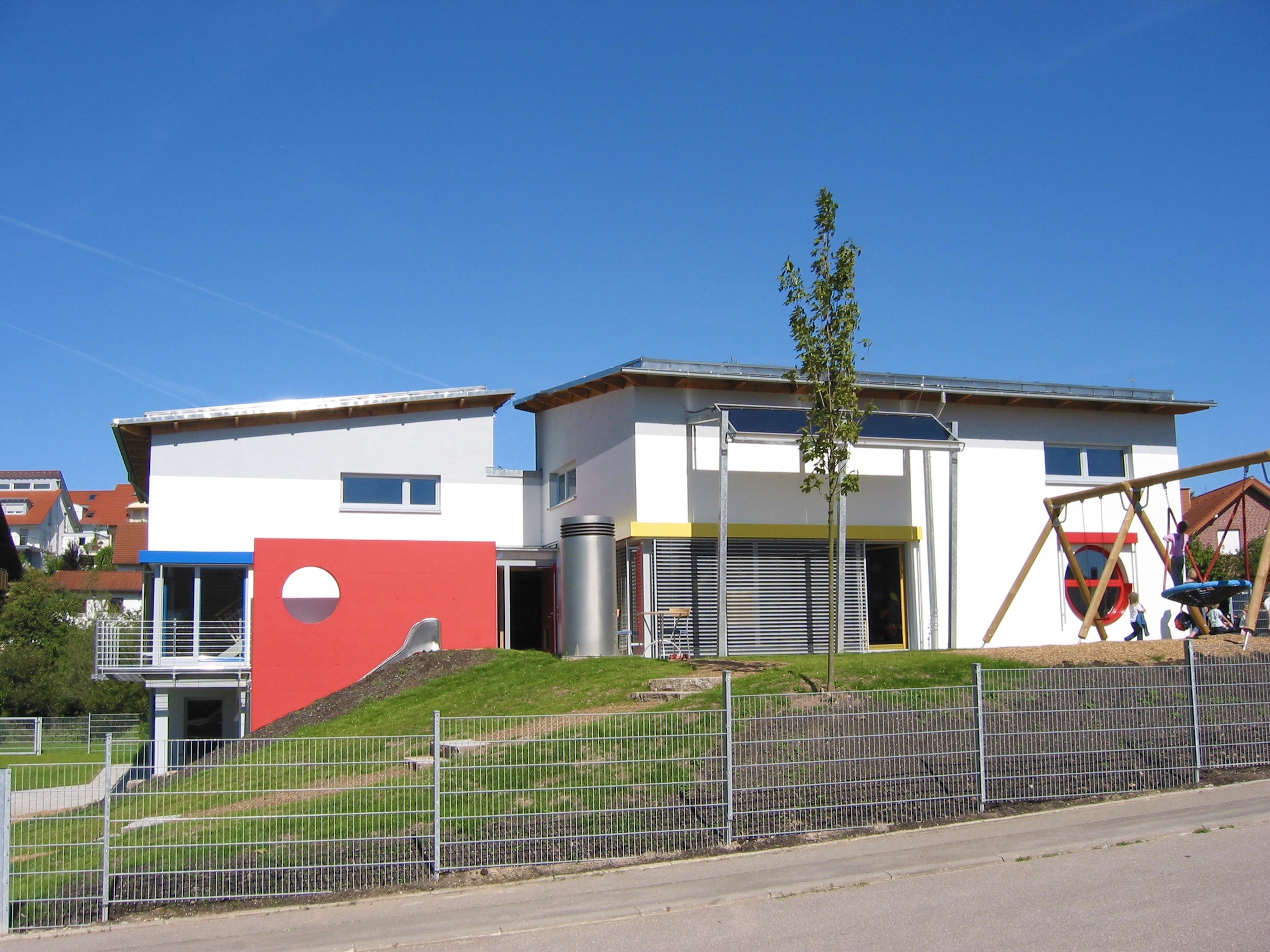 Kinderhaus Abtsgm&uuml;nd 2004
Minimalenergiebauweise
Begr&uuml;nte Dachfl&auml;chen
Solartechnik	